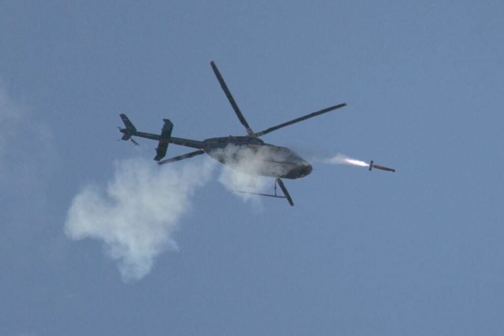 Raytheon lança de um helicóptero a nova variante do sistema aéreo Coyote