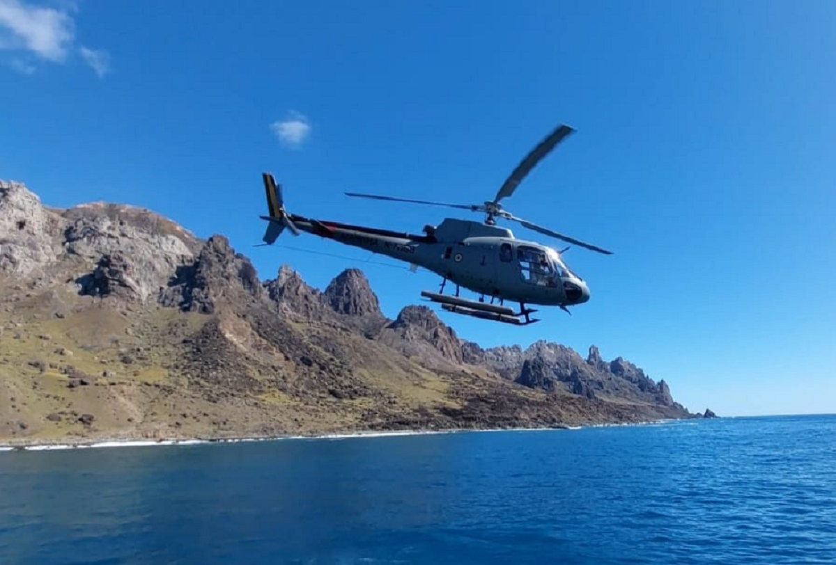 Helicóptero UH-12 da Marinha apoia pesquisas científicas na Ilha da Trindade durante Operação