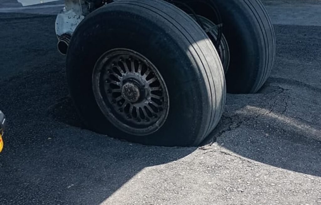 Avião afunda no asfalto ao operar no Aeroporto de Fernando de Noronha