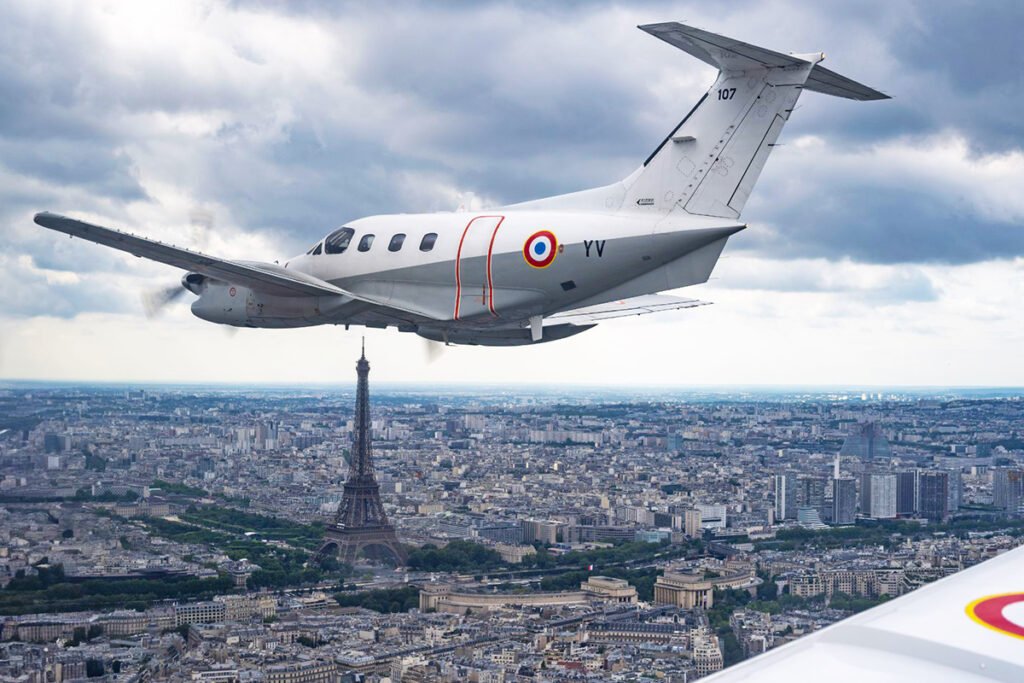 Embraer Xingu sobrevoa a Torre Eiffel e a Champs-Élysées no Dia da Bastilha