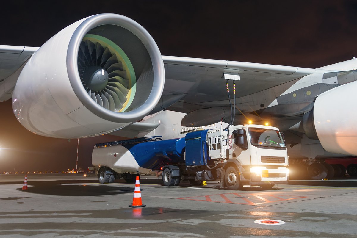 Preço do combustível de aviação no Brasil é altamente dependente do dólar, aponta CNT