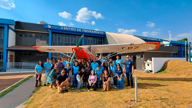 Vivenciando a aviação: projeto Criando Asas leva 40 crianças de escola pública do DF para visita ao Aeroporto de Brasília