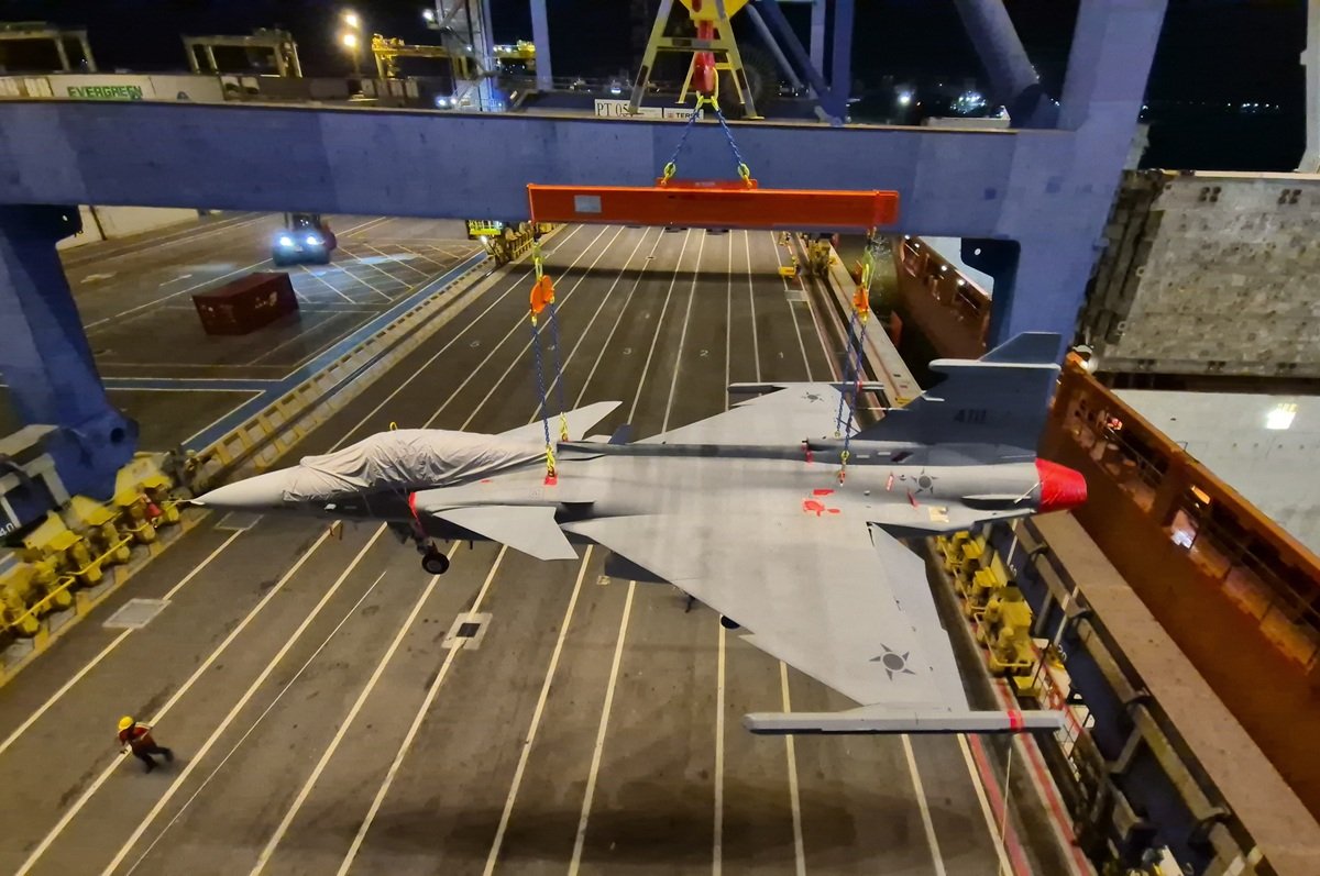 Novo caça Gripen chega em SC e vira atração no litoral