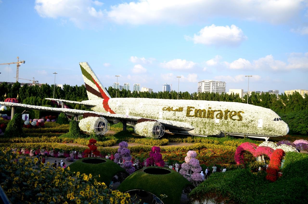 Sabia que existe um Airbus A380 do tamanho do avião real, mas feito de flores?