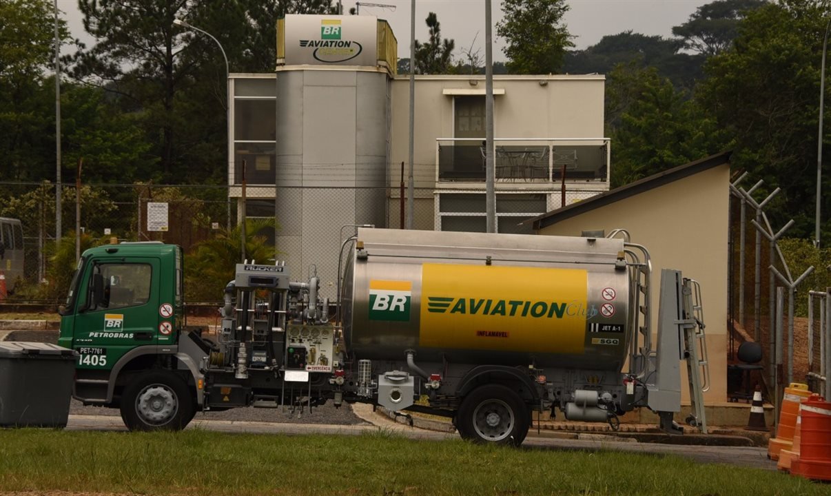 Petrobras eleva preços de venda do querosene de aviação em 9,4% em março